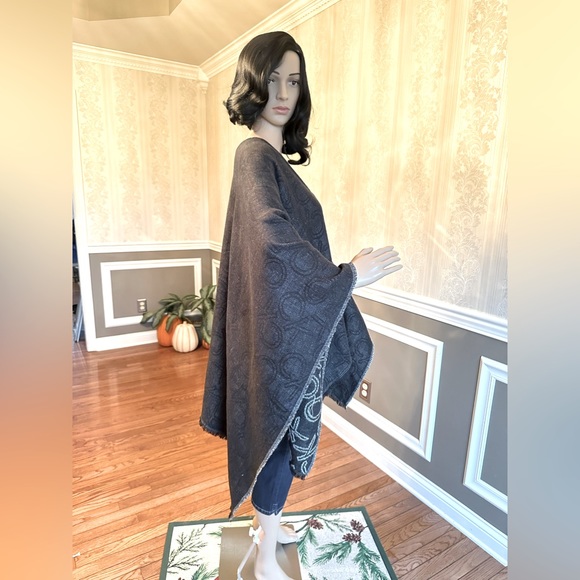 NWT!❄️Calvin Klein!☃️Shrug w/fringes!❄️One Size fits all/black/white - Picture 4 of 13